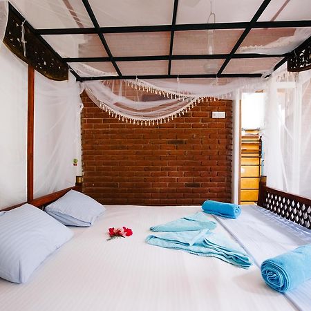 Sunny Family Hotell Unawatuna Exteriör bild