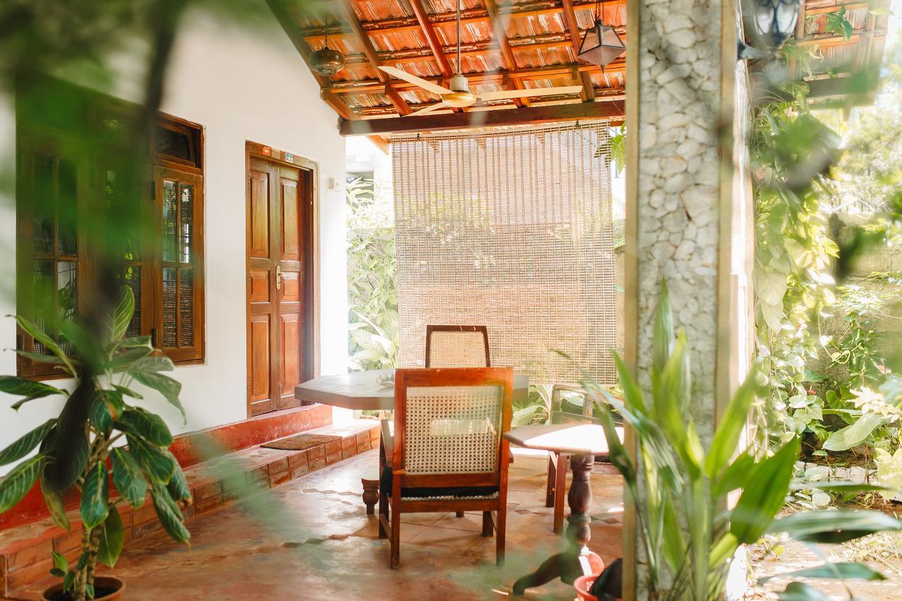 Sunny Family Hotell Unawatuna Exteriör bild