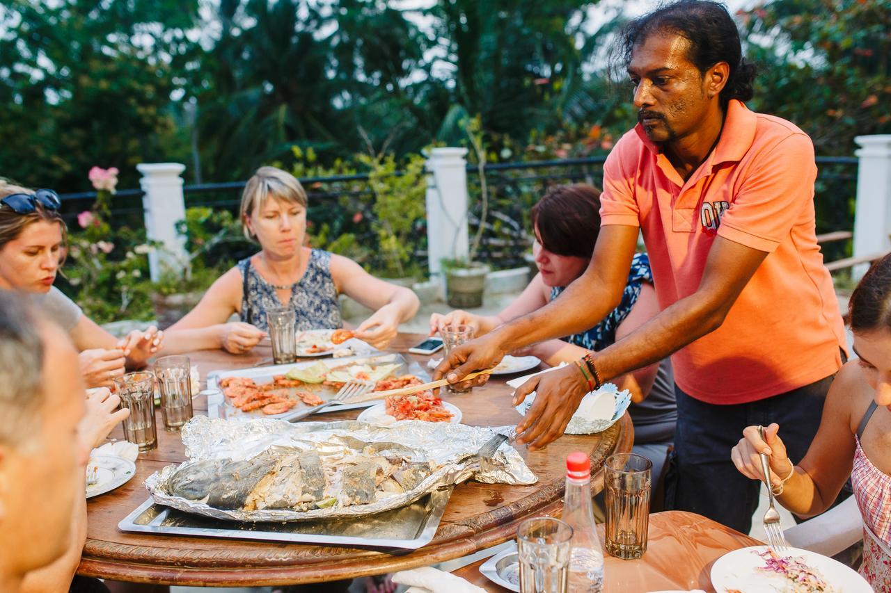 Sunny Family Hotell Unawatuna Exteriör bild