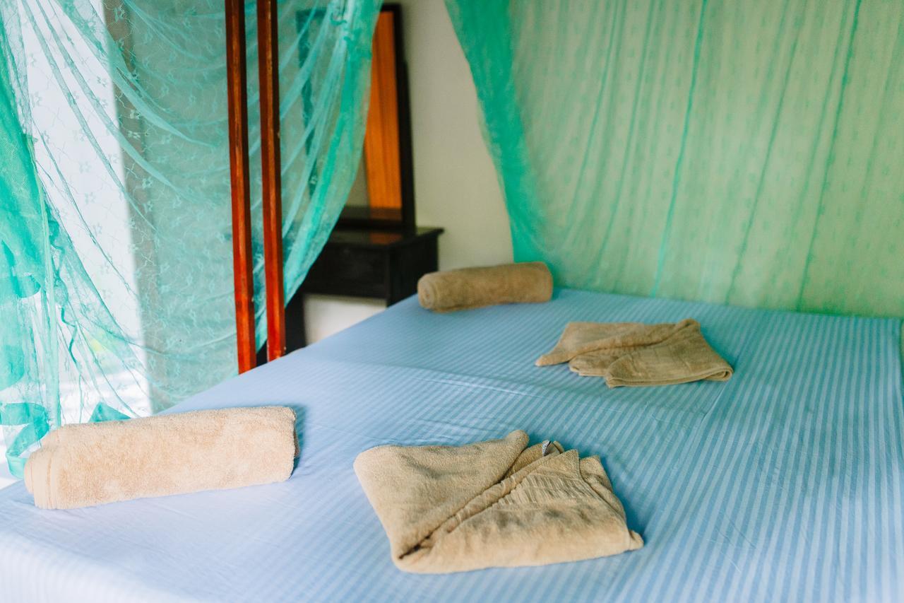 Sunny Family Hotell Unawatuna Rum bild